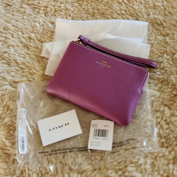 Gorgeous NWT Coach Lilac Berry Leather Corner Zip Wristlet 🩷💜 - Picture 11 of 13